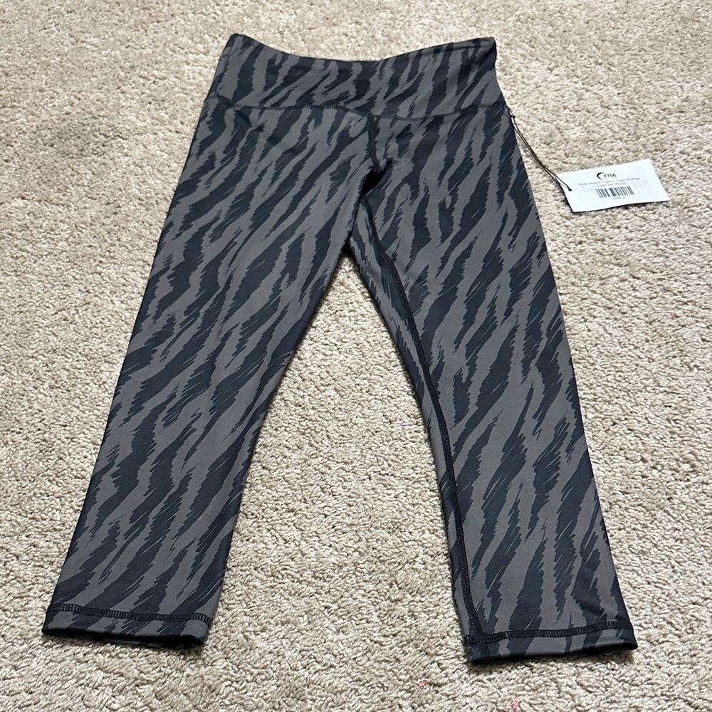 Zyia Gray Sketch light n tight hi rise Capri leggings size 2 NWT